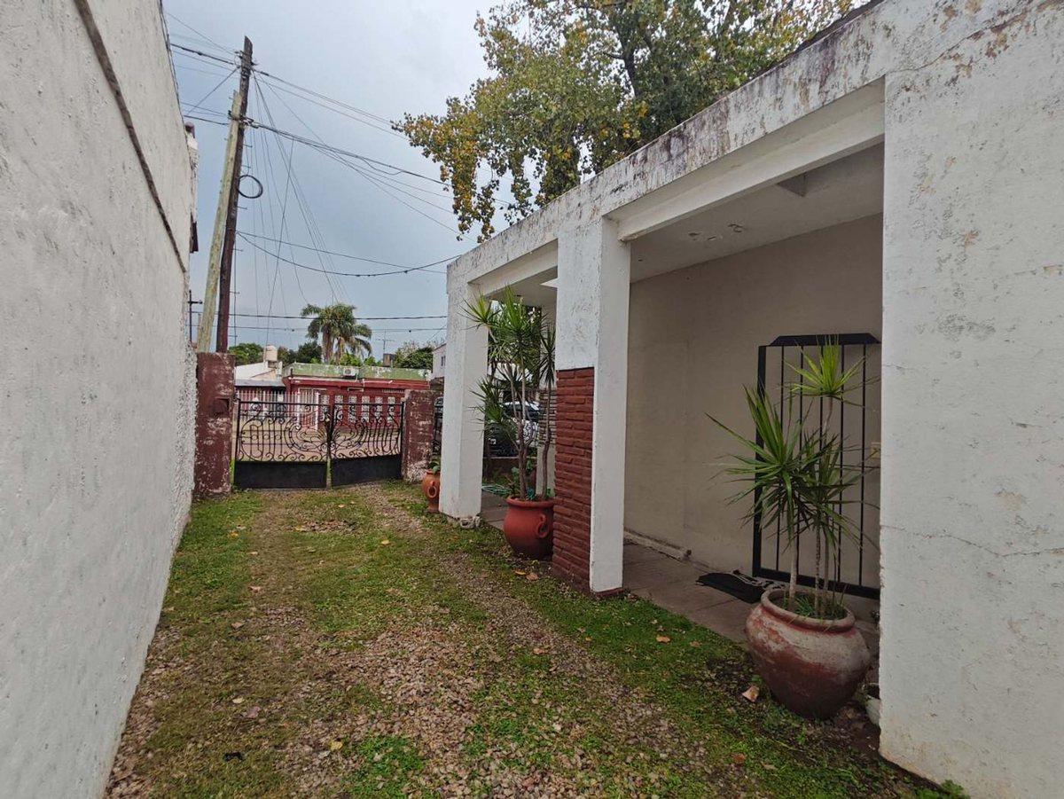 Foto de VENTA Casa 3 ambientes en Ituzaingó. Amplio lote., imagen 2