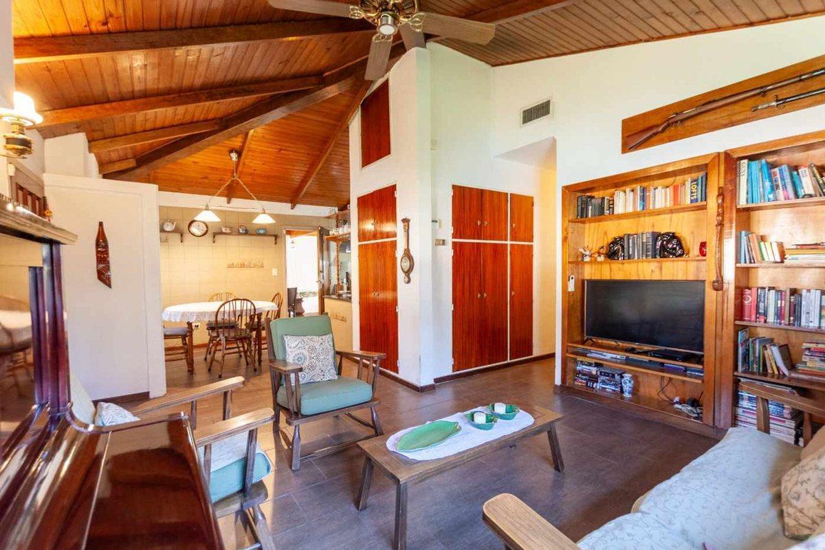 Foto de VENTA Casa 6 Amb. Con Piscina y Quincho en PALOMAR, imagen 4