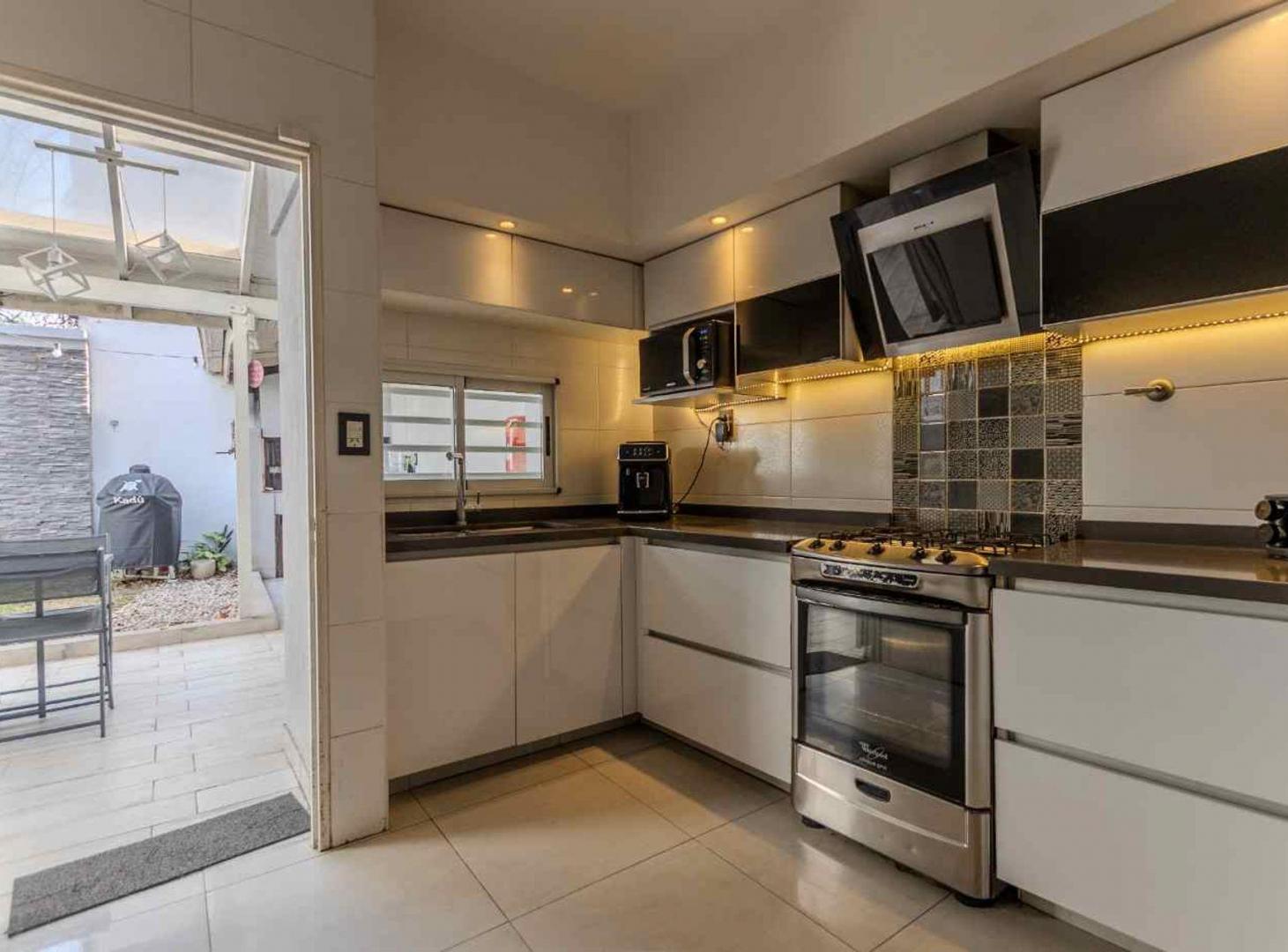 Foto de VENTA CASA 4 AMB c/COCHERA, PATIO y TERRAZA HAEDO, imagen 2