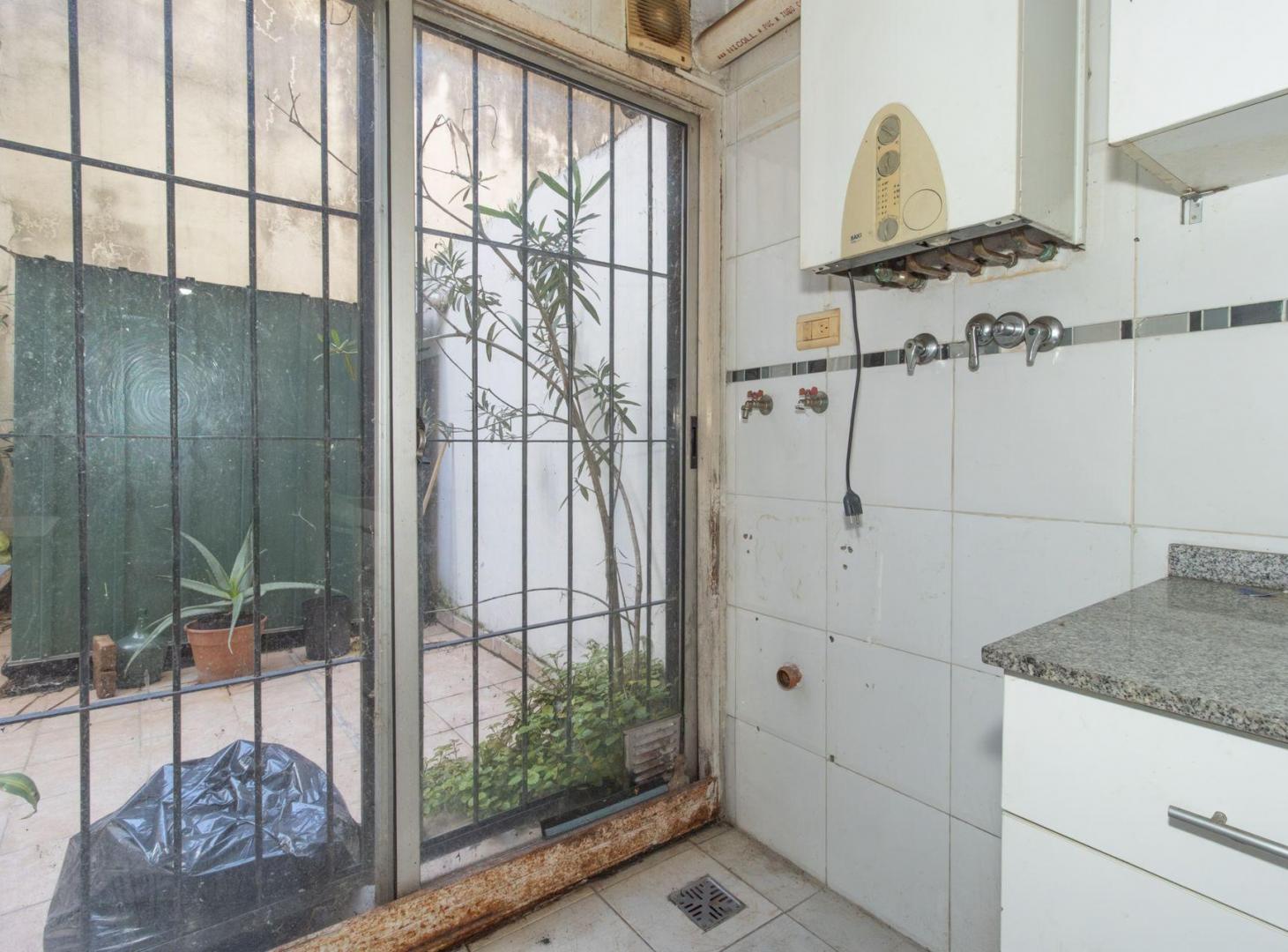 Foto de VENTA 2 AMB PB PATIO-ALMAGRO PISCINA JARDIN, imagen 4