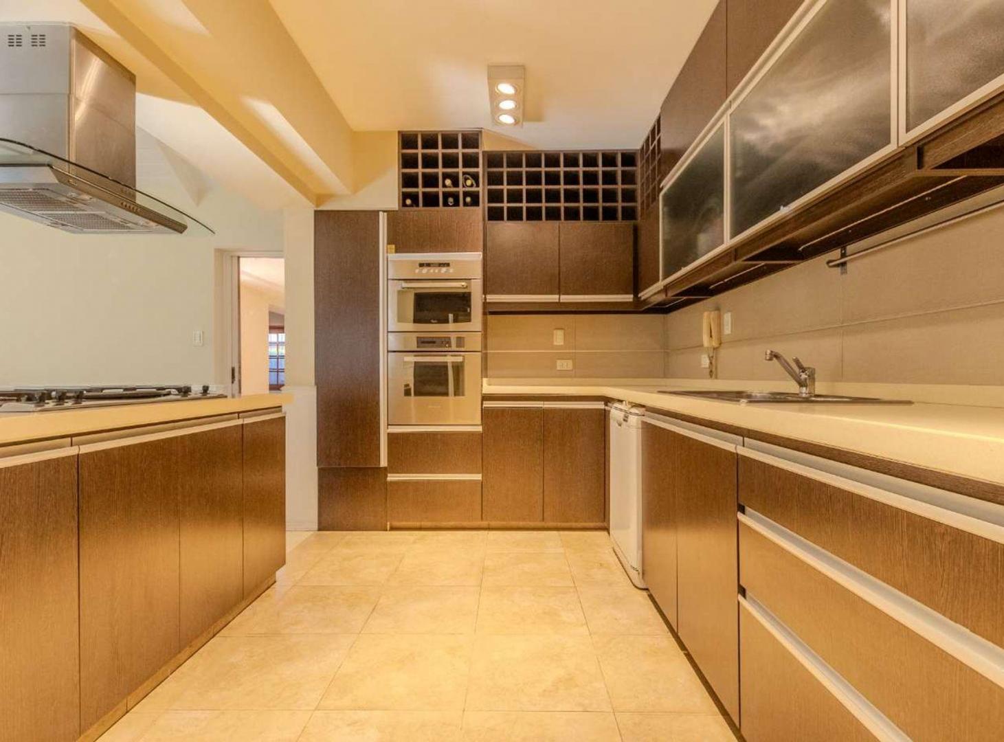 Foto de EXCELENTE CASA CHALET 6 AMBIENTES EN ADROGUE, imagen 3