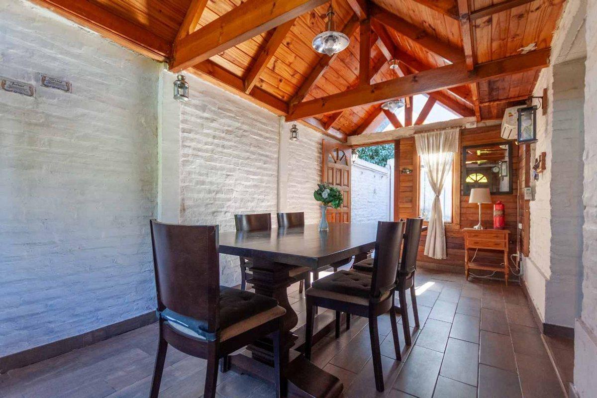 Foto de VENTA Casa 6 Amb. Con Piscina y Quincho en PALOMAR, imagen 2