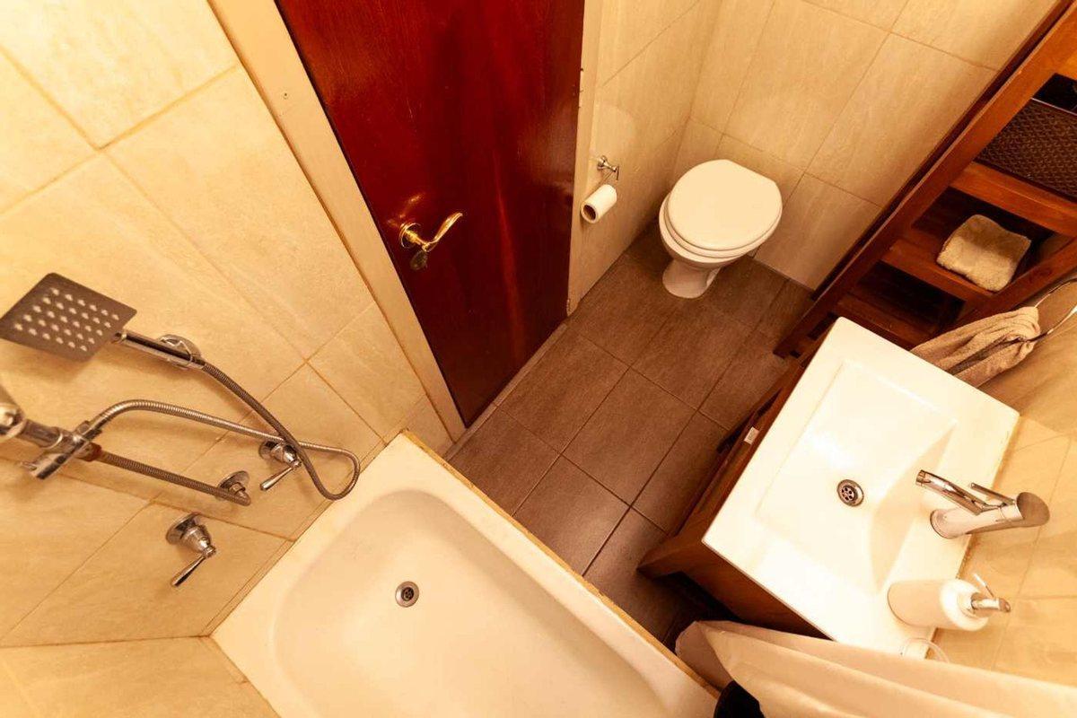Foto de VENTA Casa 6 Amb. Con Piscina y Quincho en PALOMAR, imagen 3