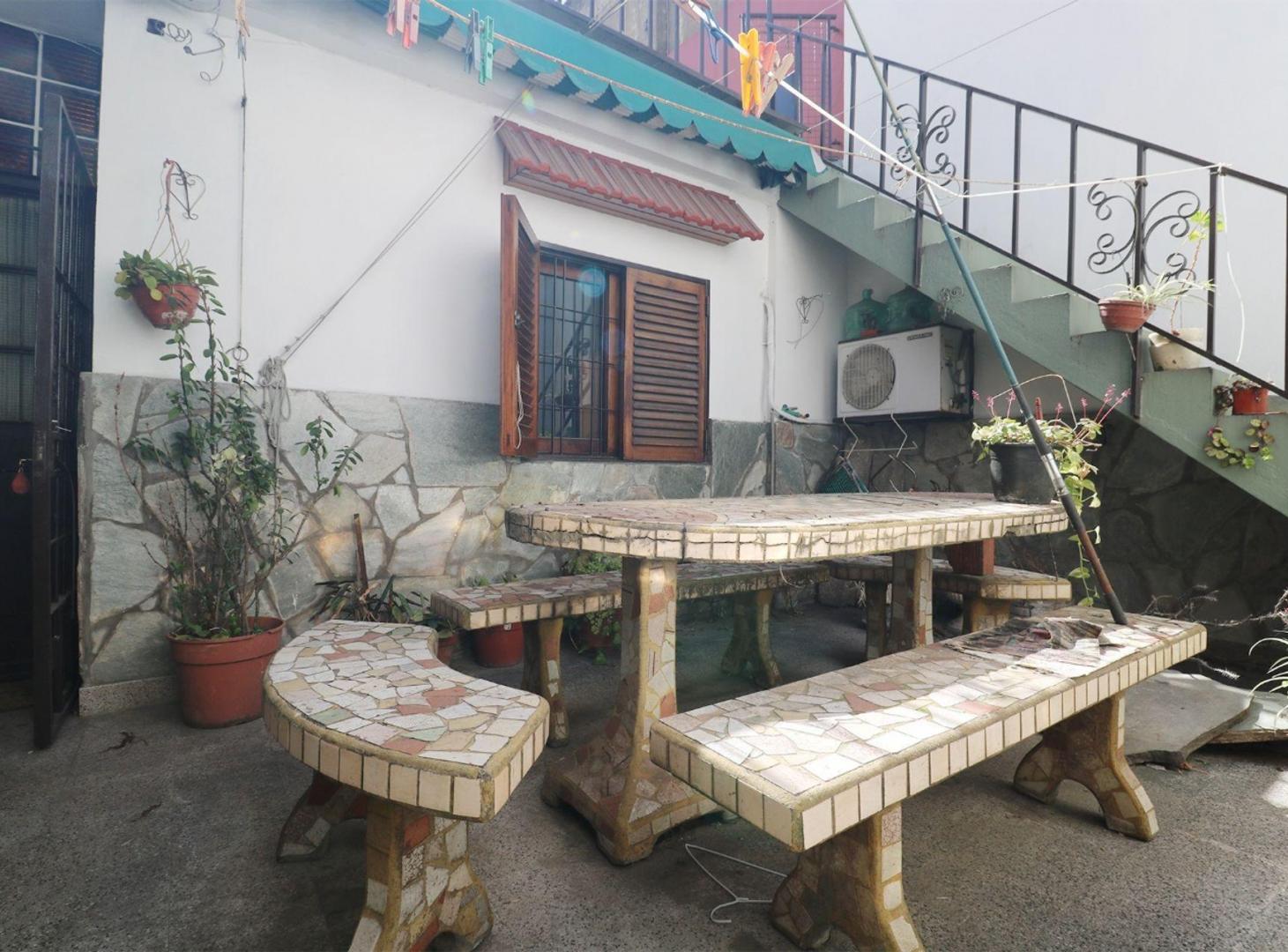Foto de CASA CON COCHERA, TERRAZA Y PATIO 3 AMBIENTES!, imagen 2