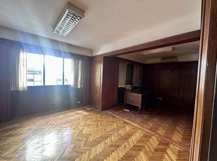 Excelente oficina en Paraguay y Talcahuano. Piso con amplios despachos y sala. Dos alas separables. 5