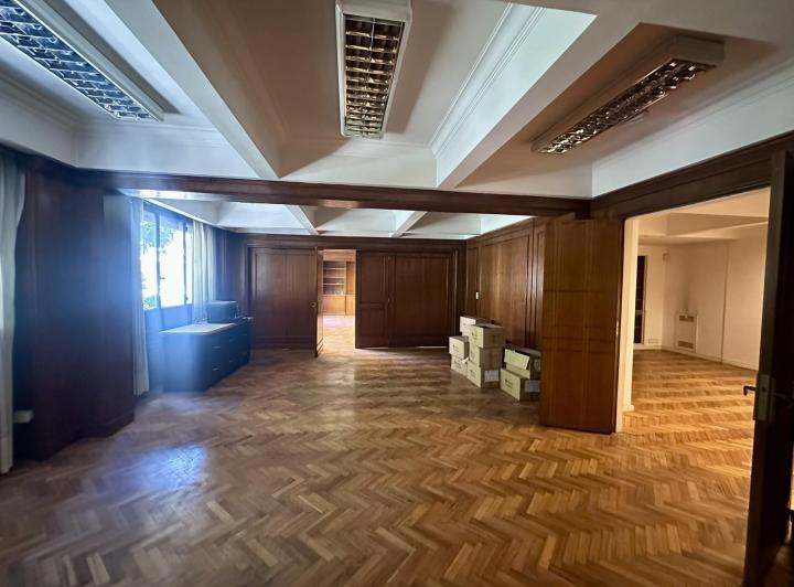 Excelente oficina en Paraguay y Talcahuano. Piso con amplios despachos y sala. Dos alas separables. 2