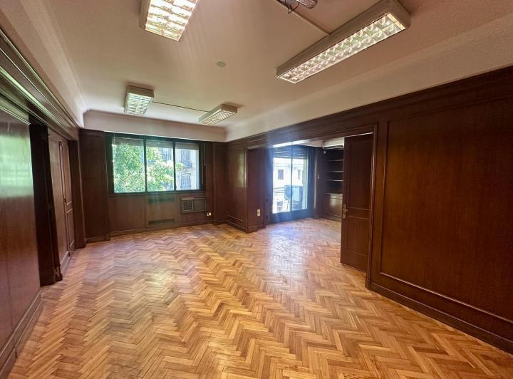 Excelente oficina en Paraguay y Talcahuano. Piso con amplios despachos y sala. Dos alas separables. 3