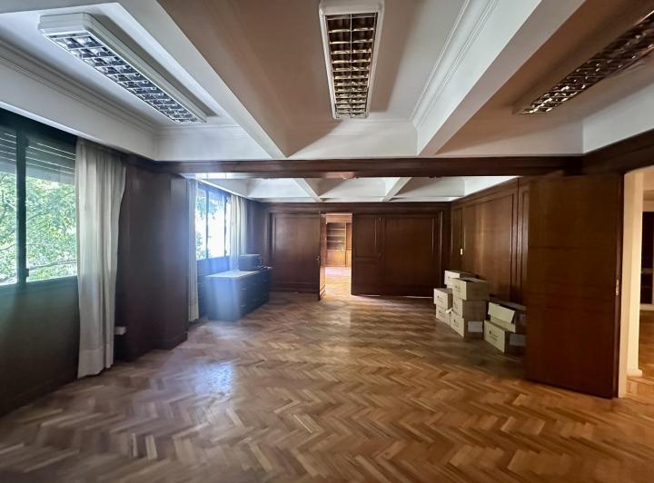 Excelente oficina en Paraguay y Talcahuano. Piso con amplios despachos y sala. Dos alas separables. 5