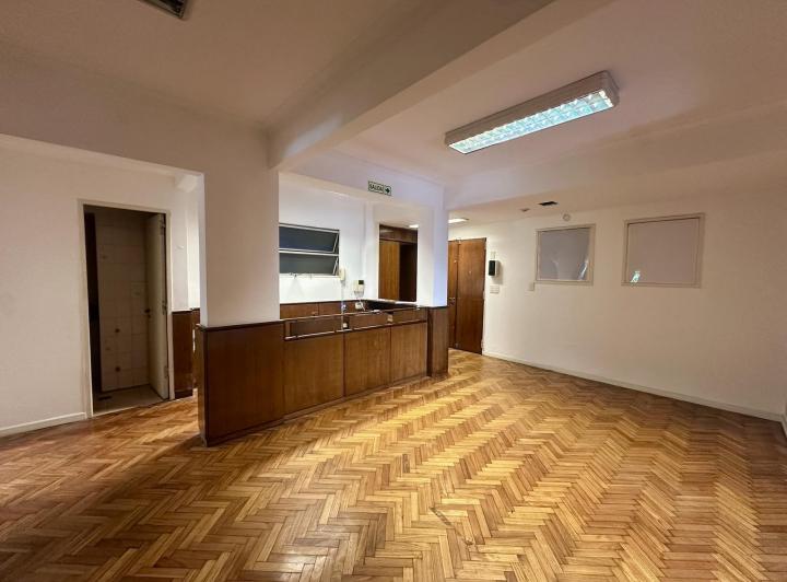 Excelente oficina en Paraguay y Talcahuano. Piso con amplios despachos y sala. Dos alas separables. 1