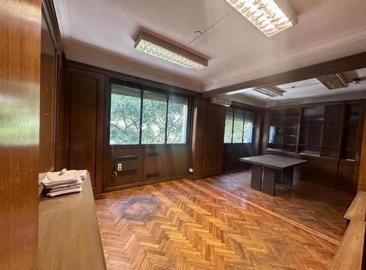 Excelente oficina en Paraguay y Talcahuano. Piso con amplios despachos y sala. Dos alas separables. 4