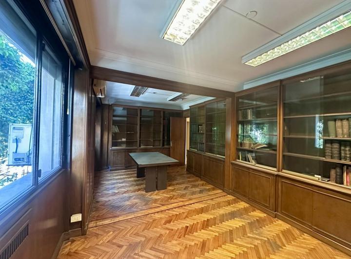 Excelente oficina en Paraguay y Talcahuano. Piso con amplios despachos y sala. Dos alas separables. 2
