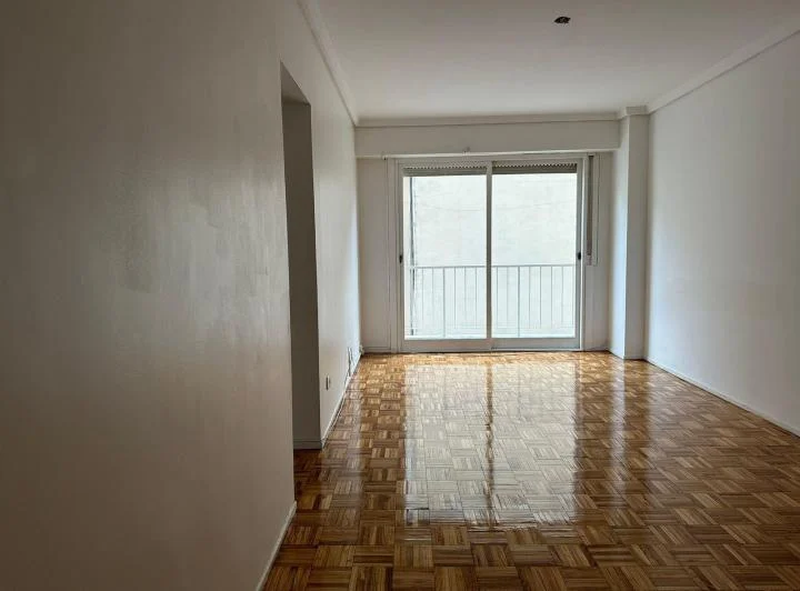 Muy lindo y luminoso 3 amb en Piso 8°. Esquina Juramento y Vidal. 4