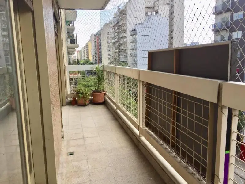 Hermoso 3 amb c/dep o 3er dormitorio. Cochera fija y baulera. Todo luz al frente con balcón corrido. 8