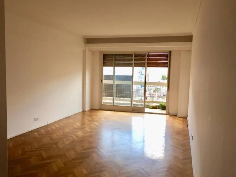 Hermoso 3 amb c/dep o 3er dormitorio. Cochera fija y baulera. Todo luz al frente con balcón corrido. 3