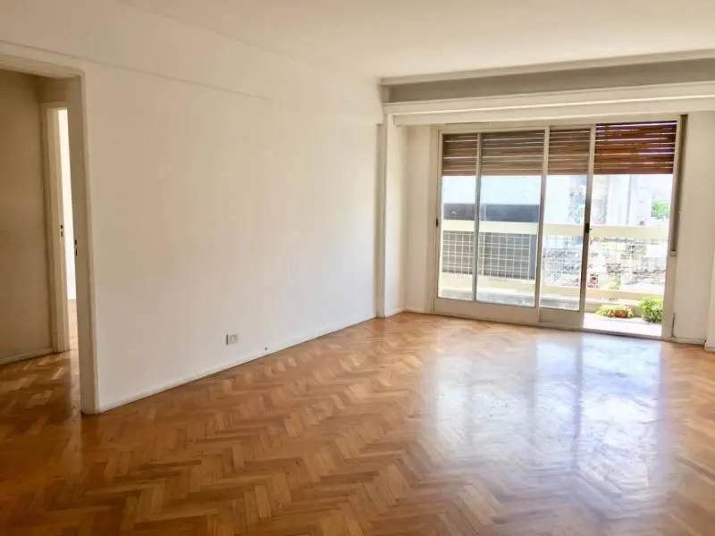 Hermoso 3 amb c/dep o 3er dormitorio. Cochera fija y baulera. Todo luz al frente con balcón corrido. 2