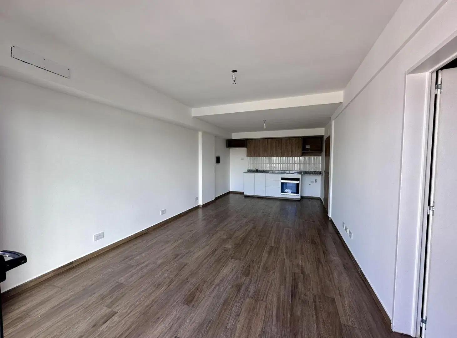 Muy lindo monoambiente a estrenar con balcón y baño completo. Todo luz!! 3