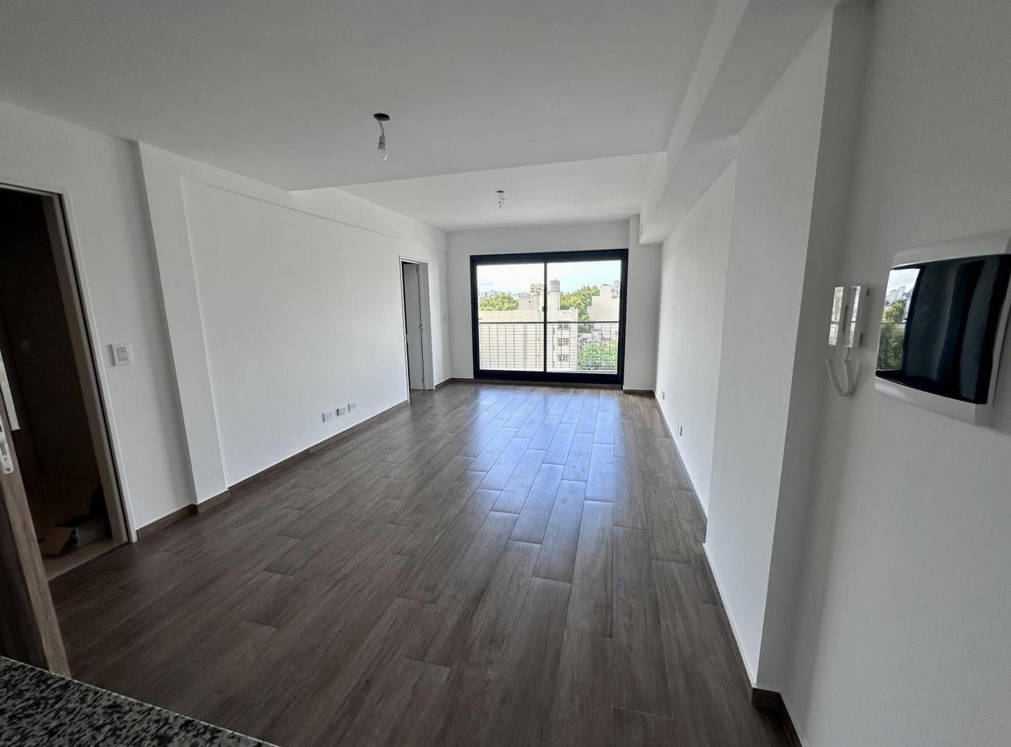 Muy lindo monoambiente a estrenar con balcón y baño completo. Todo luz!!