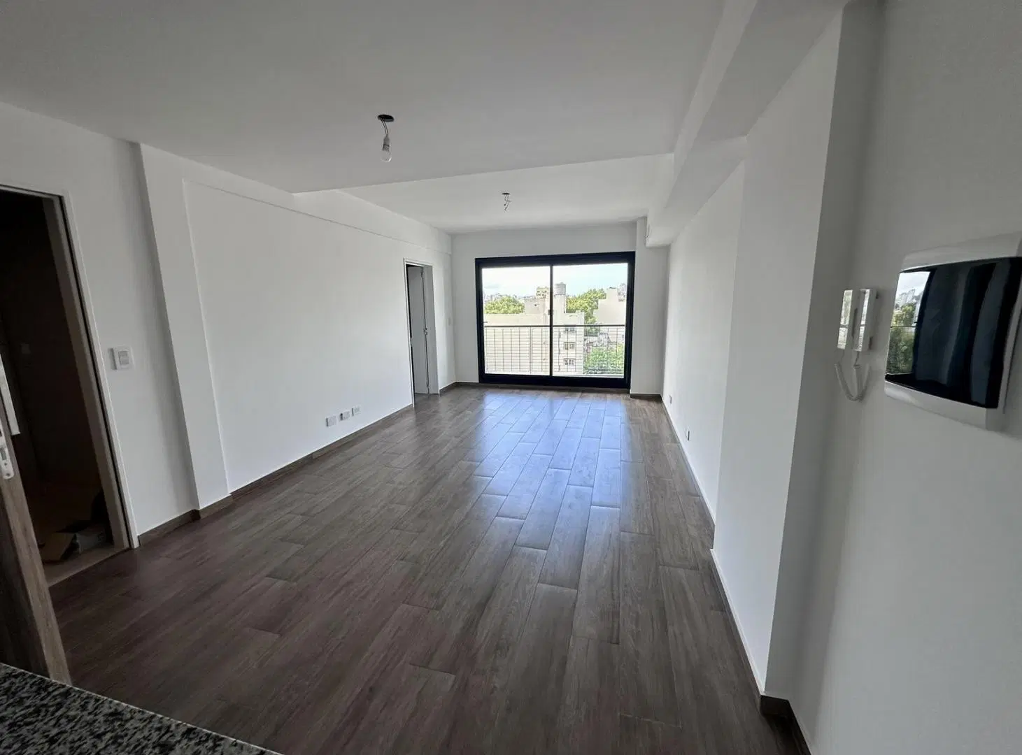 Muy lindo monoambiente a estrenar con balcón y baño completo. Todo luz!! 1
