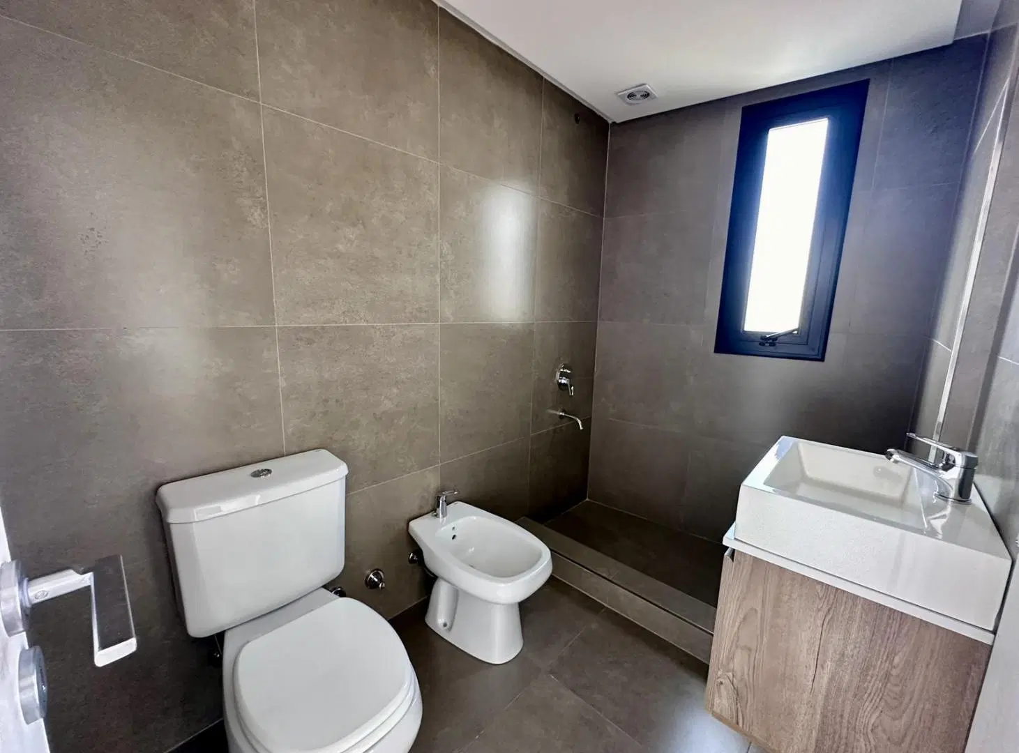 Muy lindo monoambiente a estrenar con balcón y baño completo. Todo luz!! 4