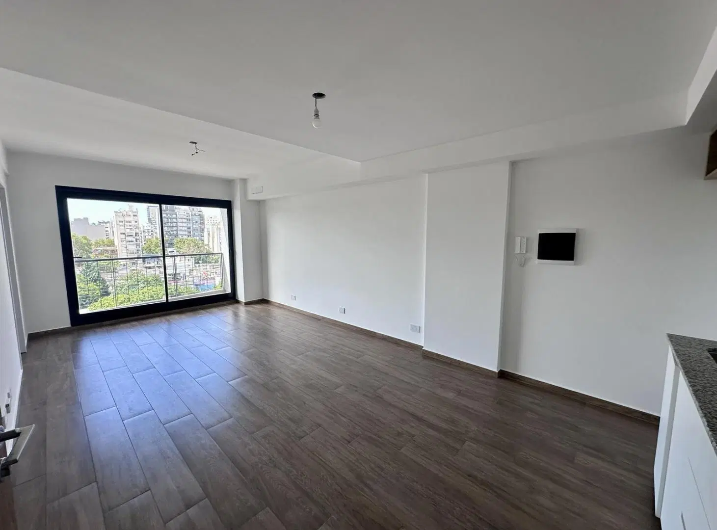 Muy lindo monoambiente a estrenar con balcón y baño completo. Todo luz!! 2