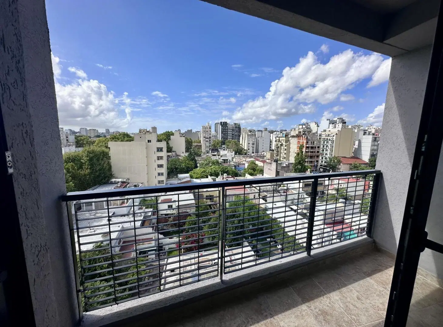 Muy lindo monoambiente a estrenar con balcón y baño completo. Todo luz!! 5