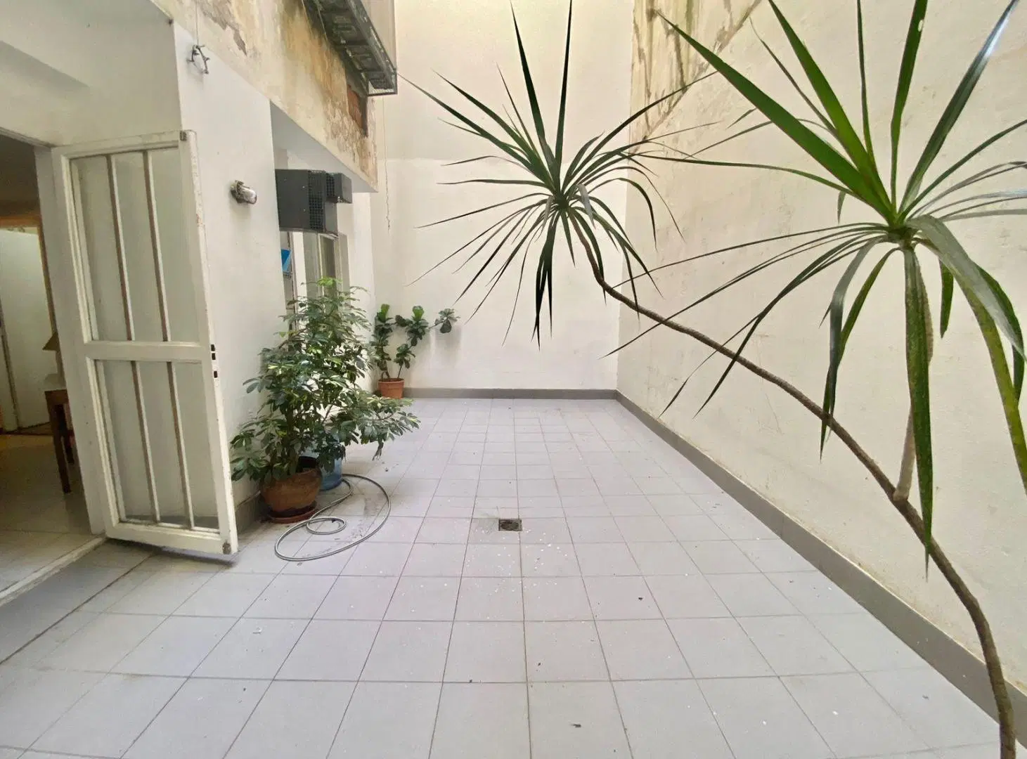 Muy lindo departamento con dos patios en inmejorable ubicación. 1