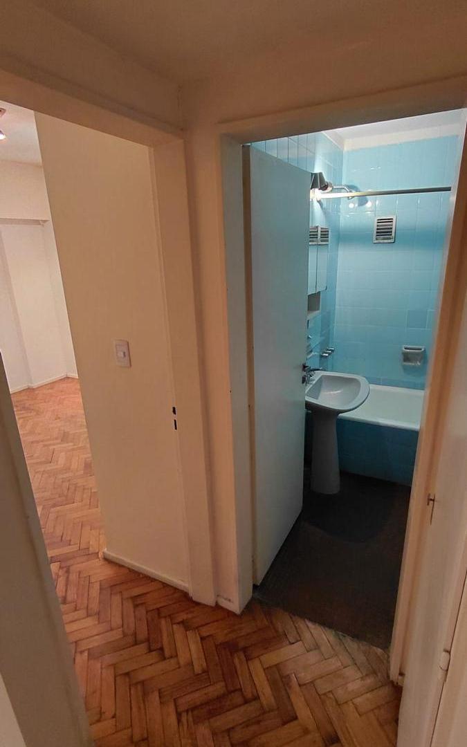 2 ambientes en inmejorable ubicación. Excelente estado. Apto profesional.