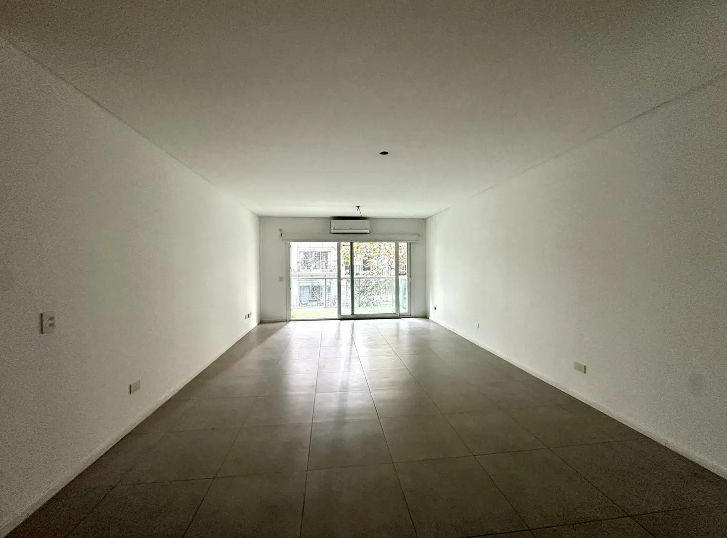 Muy amplio monoambiente al frente con balcón. Impecable!! 5