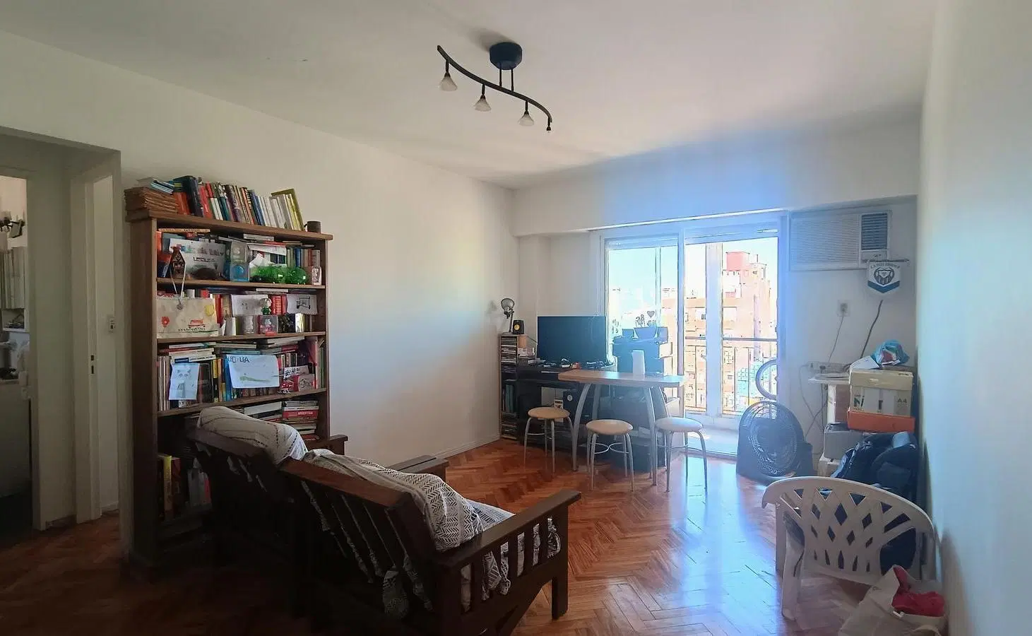Hermoso dos ambientes con balcón en Flores 5