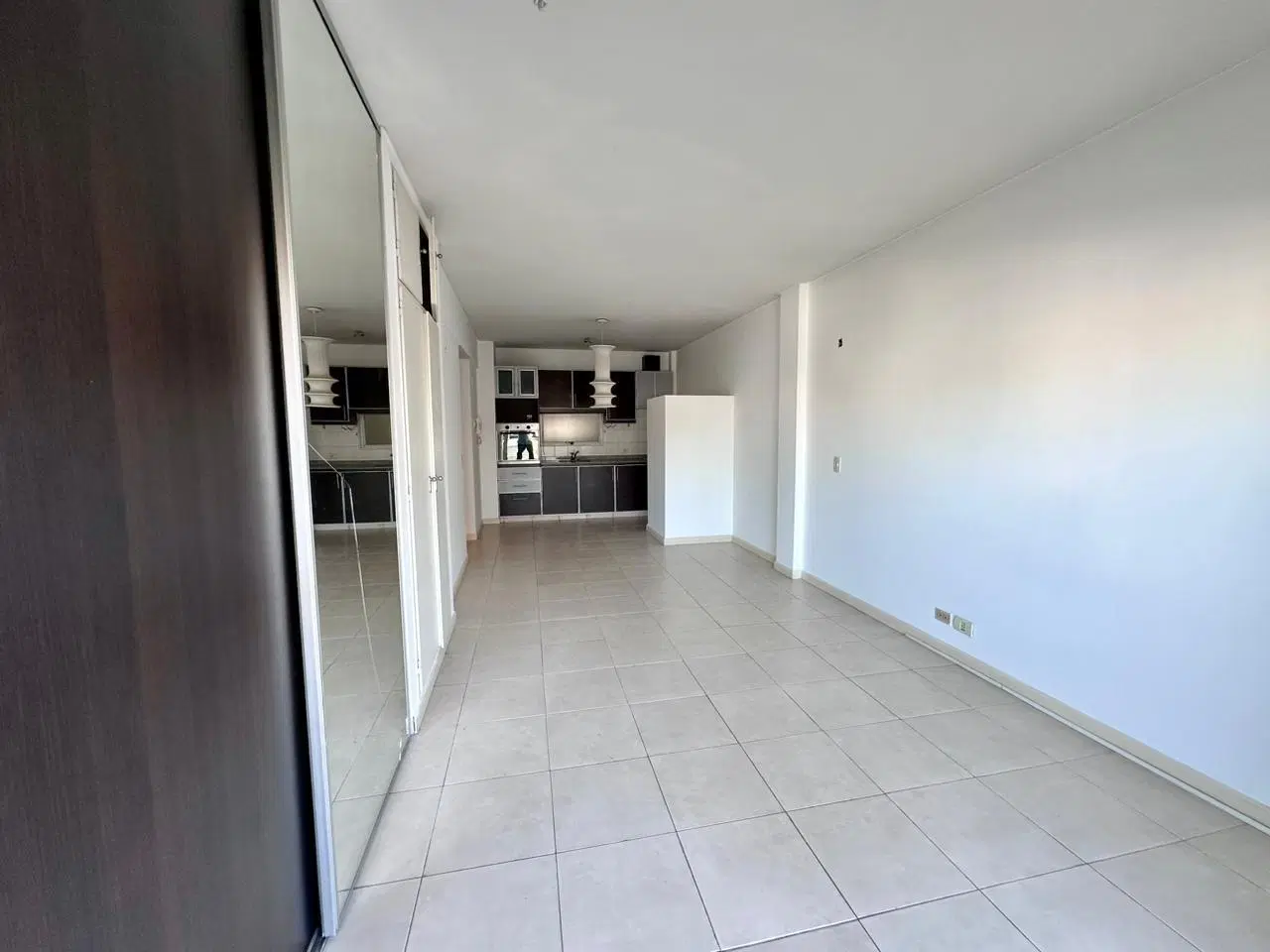 Muy lindo depto al frente con balcón y vista abierta. Baño completo. Edif. con pileta y SUM. 4