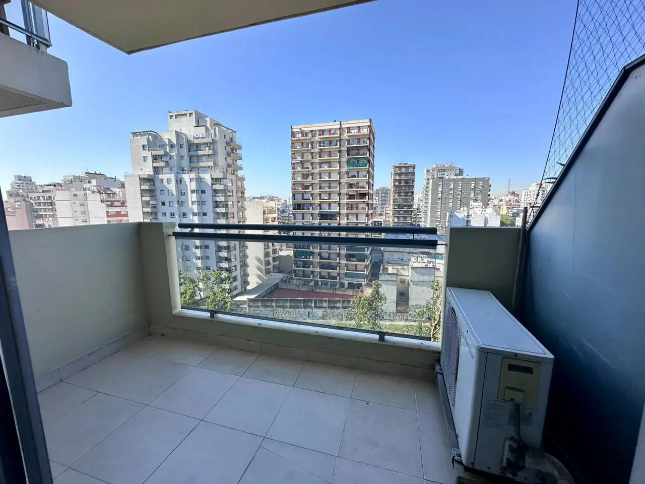 Muy lindo depto al frente con balcón y vista abierta. Baño completo. Edif. con pileta y SUM. 3
