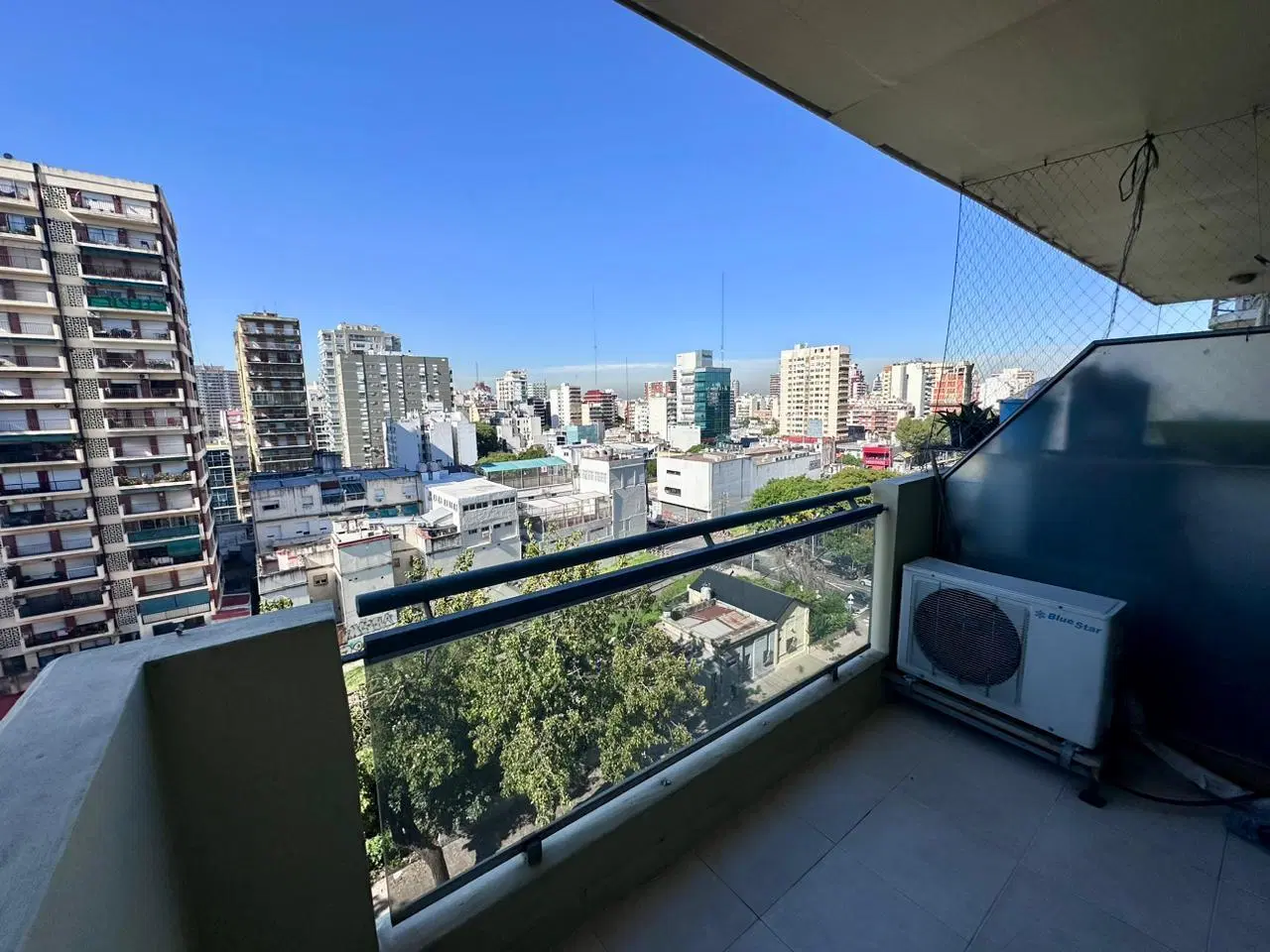 Muy lindo depto al frente con balcón y vista abierta. Baño completo. Edif. con pileta y SUM. 2