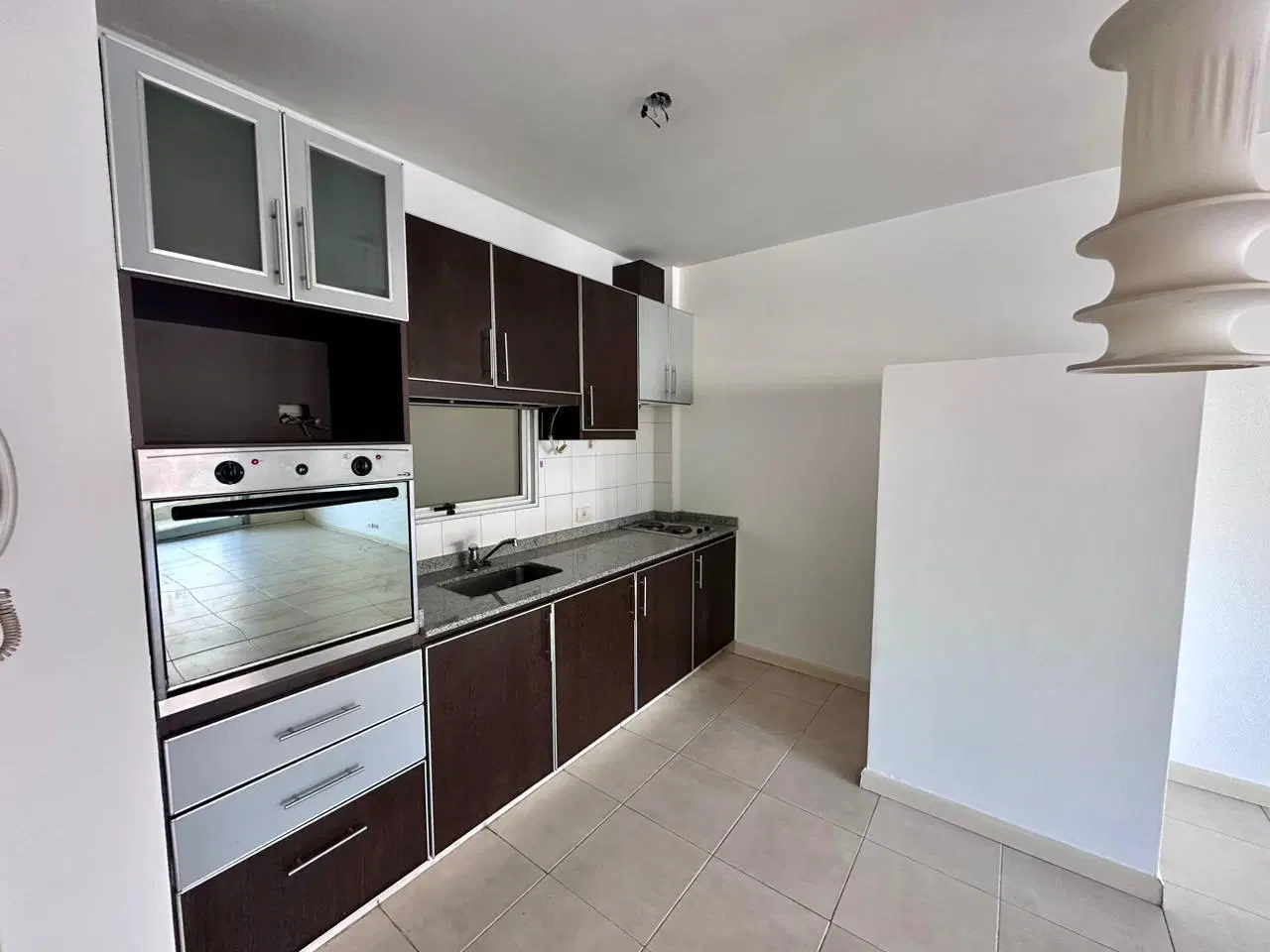 Muy lindo depto al frente con balcón y vista abierta. Baño completo. Edif. con pileta y SUM. 5