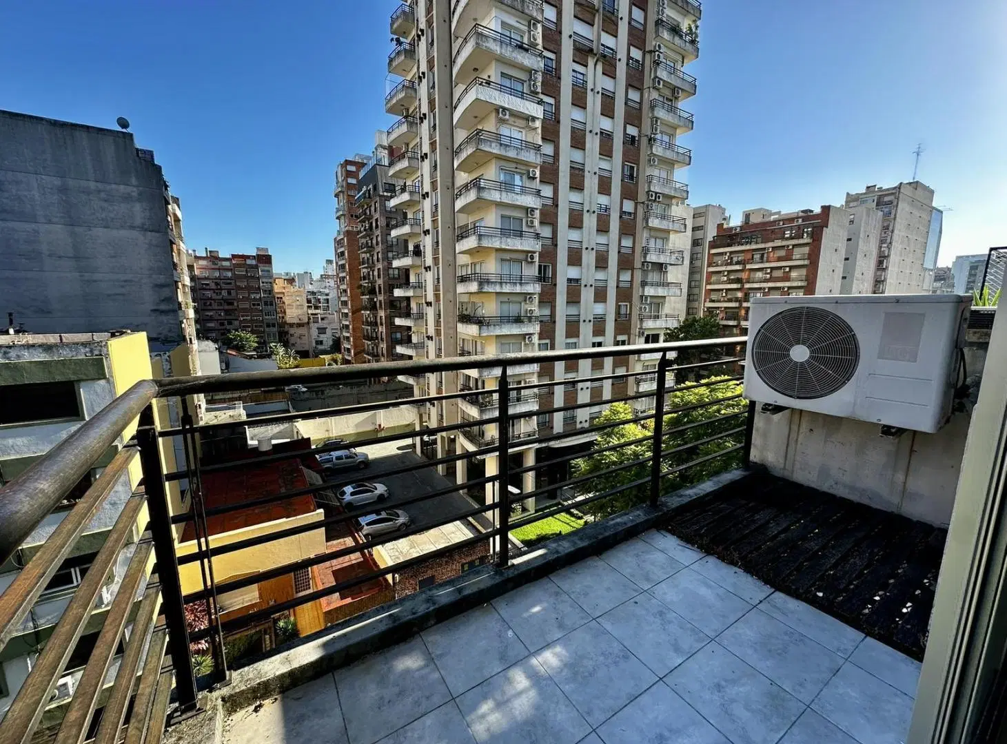 Amplio monoambiente al frente con balcón y vista abierta. Amenities!! 1