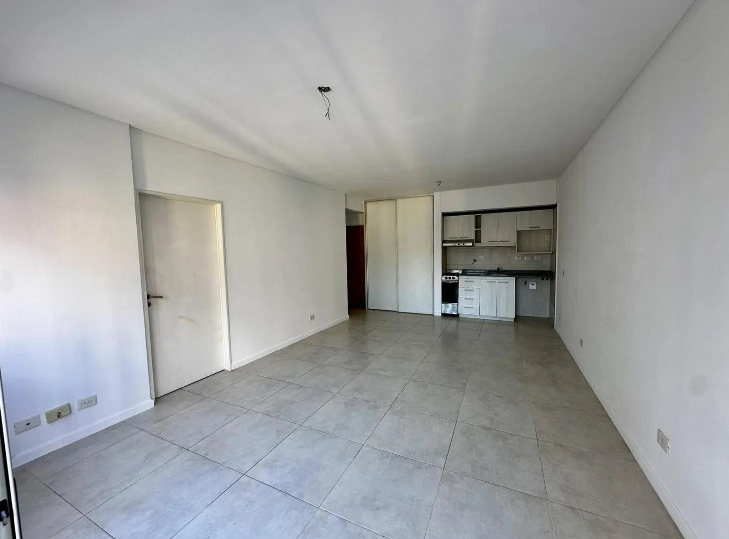 Amplio monoambiente al frente con balcón y vista abierta. Amenities!! 4