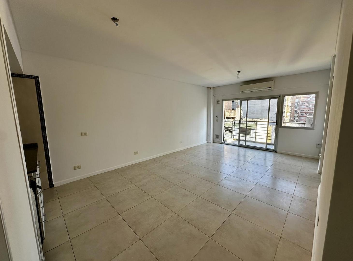 Amplio monoambiente al frente con balcón y vista abierta. Amenities!!