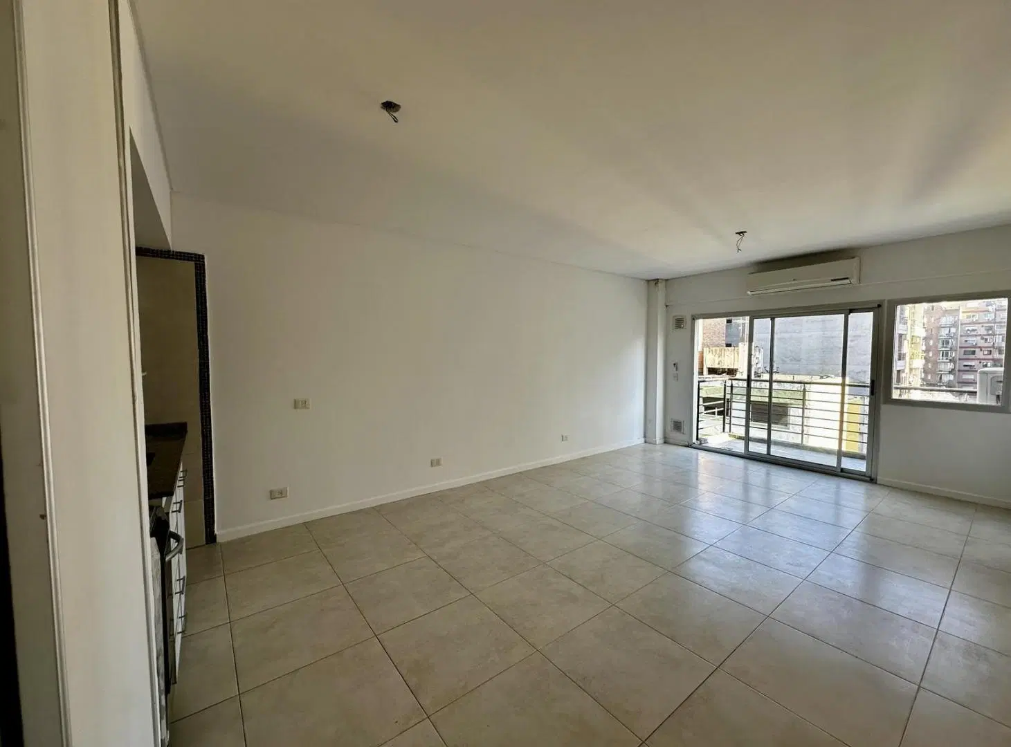 Amplio monoambiente al frente con balcón y vista abierta. Amenities!! 1