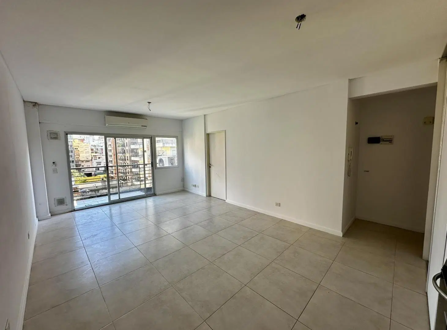 Amplio monoambiente al frente con balcón y vista abierta. Amenities!! 2