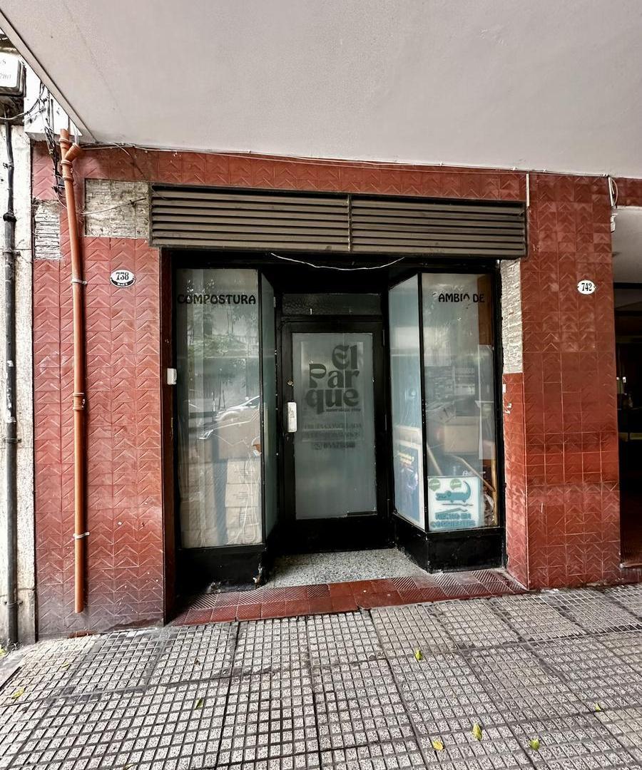 Local sobre Baez en Las Cañitas. 3mts de frente x 10mts de fondo.