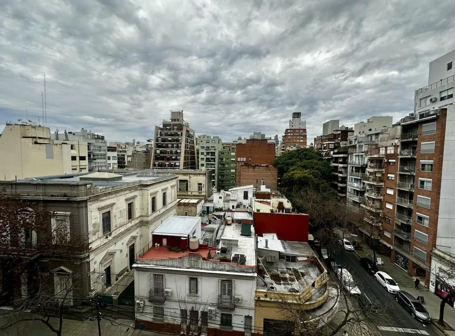 Hermoso depto de 2 amb al frente c/balcón. Vista abierta. 2
