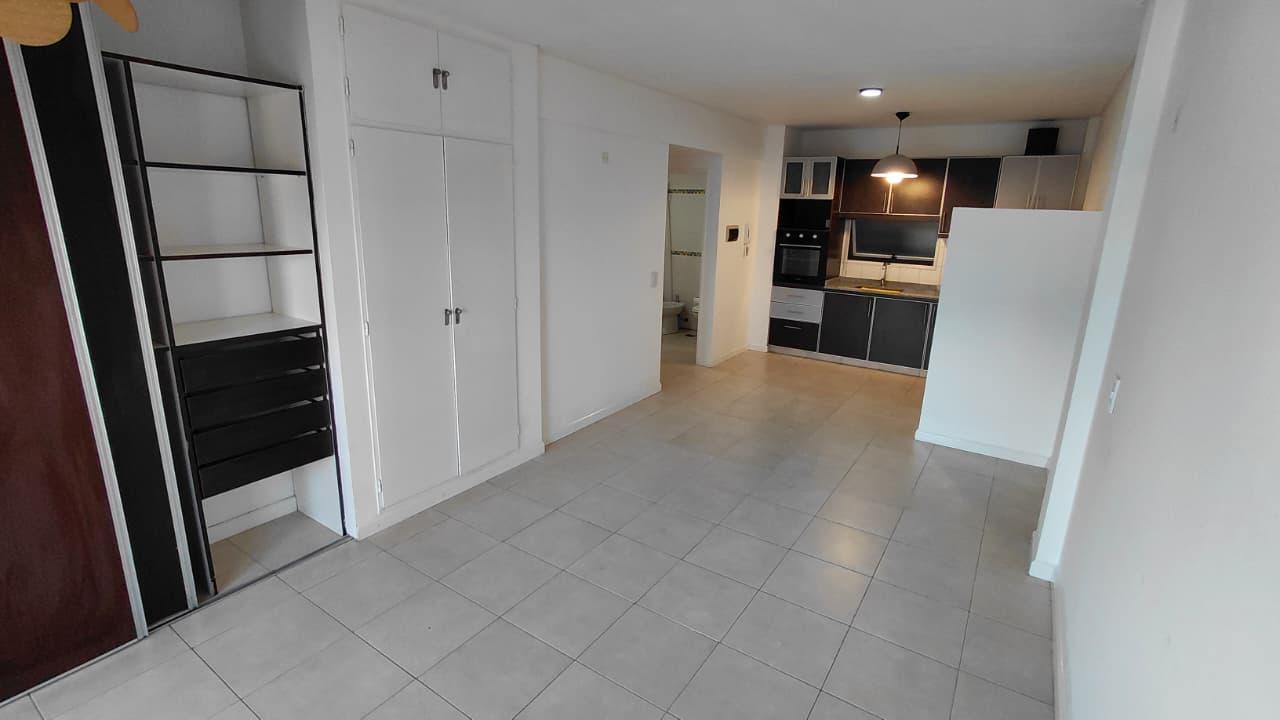 Foto de Muy lindo depto al frente con balcón y vista abierta. Baño completo, imagen 5