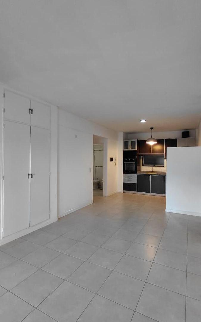 Foto de Muy lindo depto al frente con balcón y vista abierta. Baño completo, imagen 2