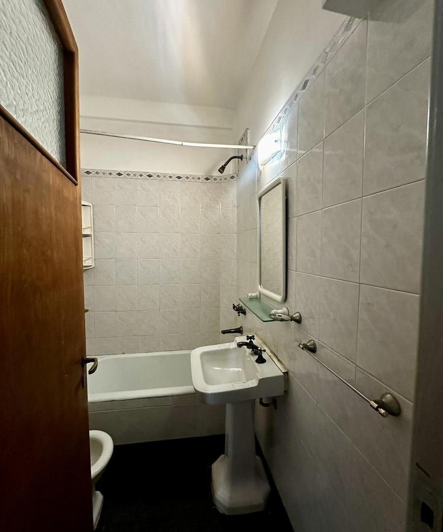 Foto de 3 amb al frente con balcón. Amplia cocina. Baño completo y de servicio, imagen 3
