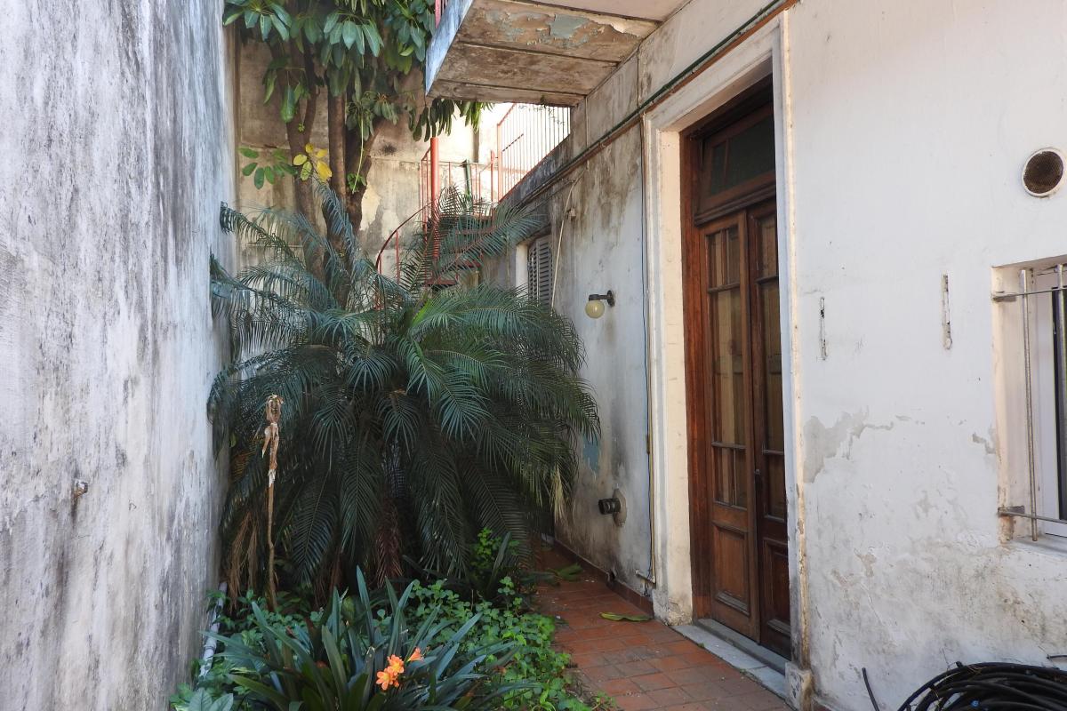 Casa Sobre Lote Propio de 7,80 m X 21,88 m, Sólida, Refaccionada, Amplio Patio. 3