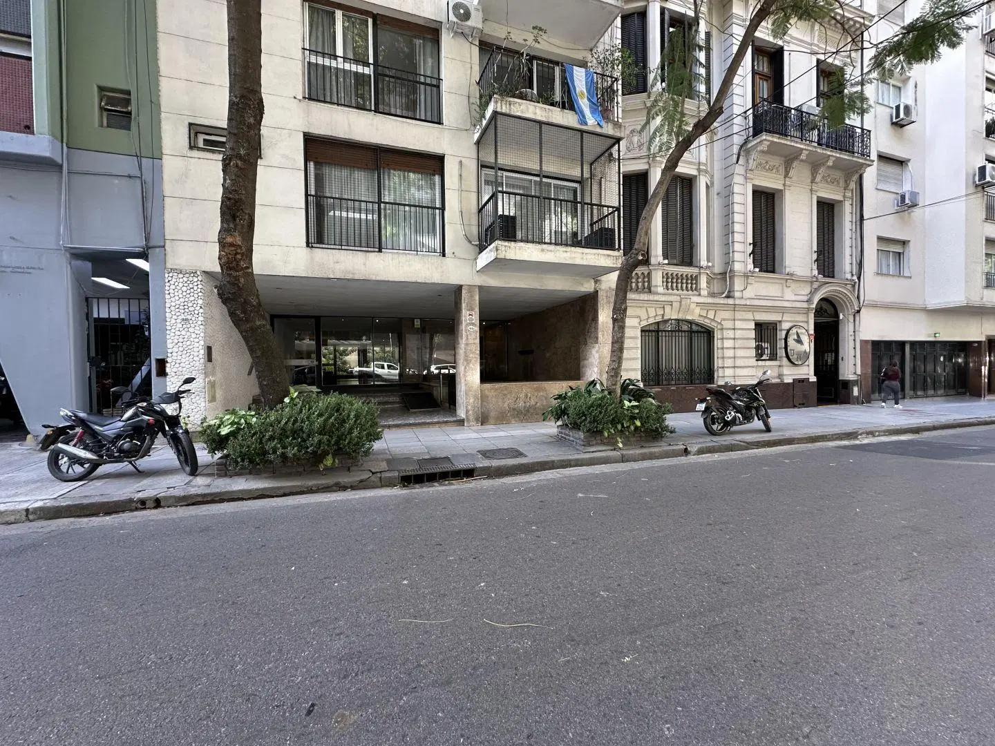Recoleta. 2 amb. Guido y Callao. Contrafrente. Luminoso. Amplio. A refaccionar. 5