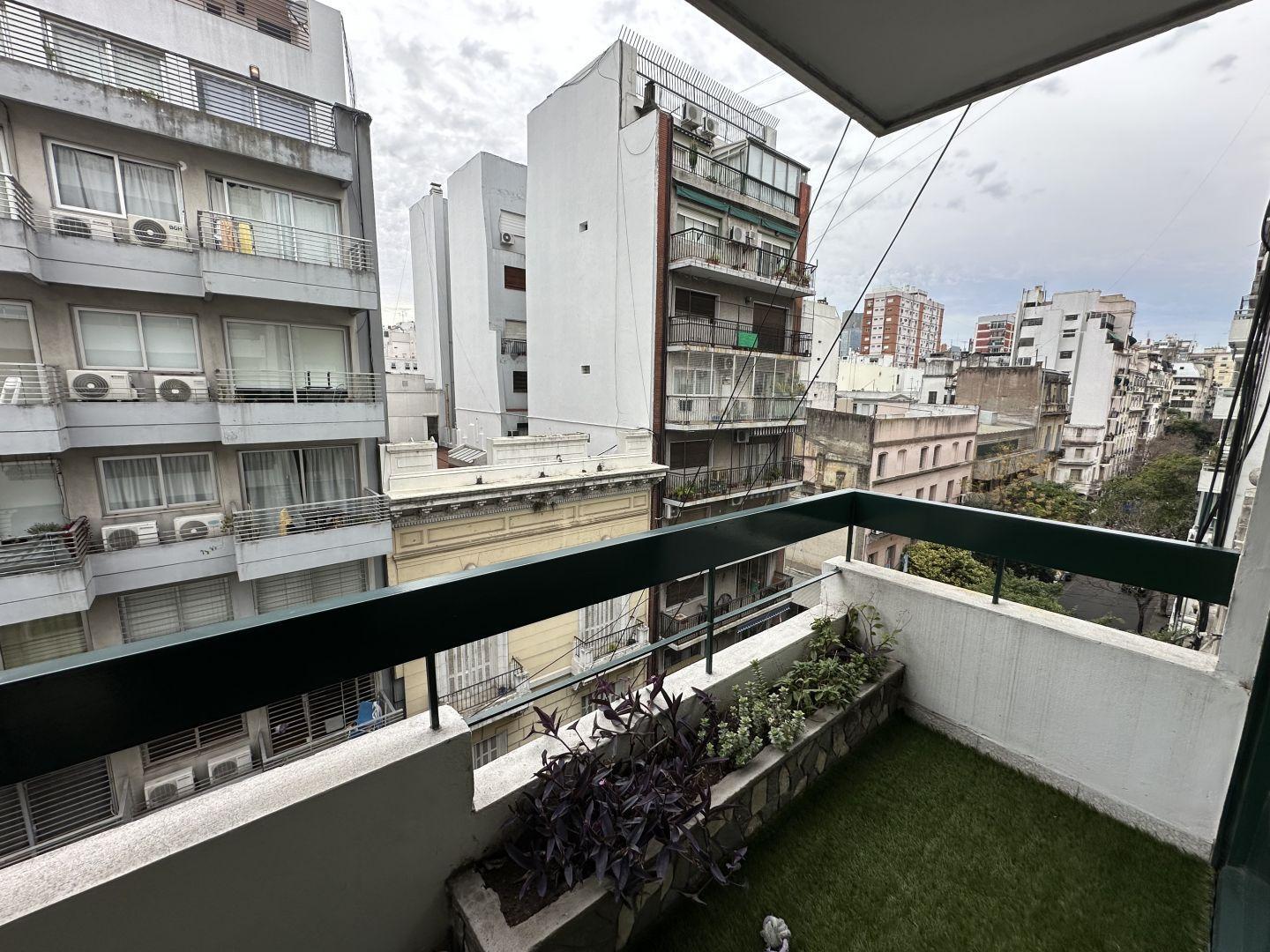 Balvanera. 4amb. A nuevo. Frente. Balcón. Impecable. Amplio