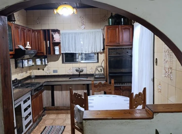 Saavedra - Casa en lote propio con patio, cochera y terraza. 4