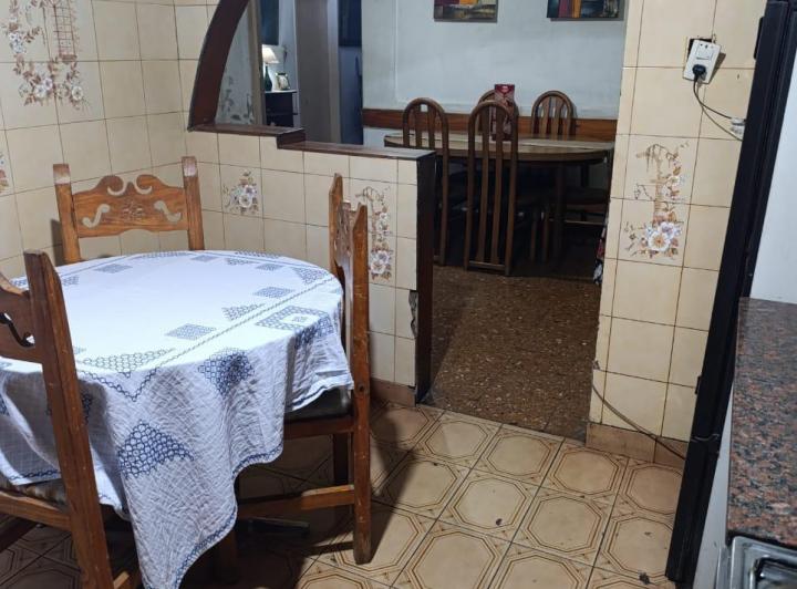 Saavedra - Casa en lote propio con patio, cochera y terraza. 3