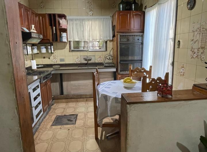 Saavedra - Casa en lote propio con patio, cochera y terraza. 2