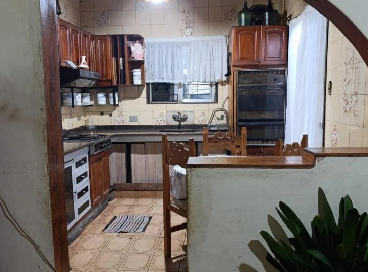Saavedra - Casa en lote propio con patio, cochera y terraza. 2